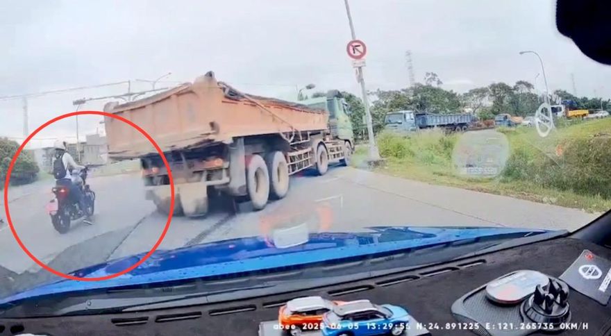 影/重機急停砂石車煞不住　駕駛閃過驚險影片曝