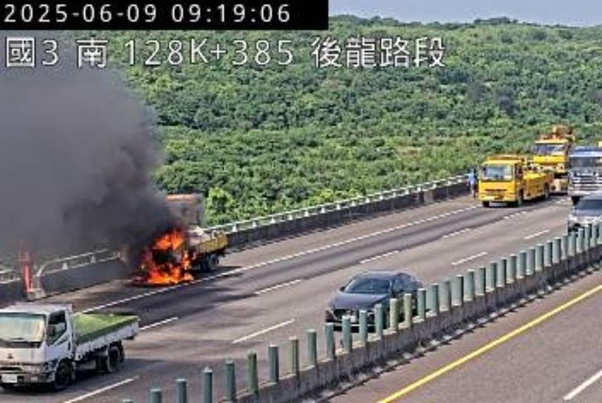 影/國3北向後龍段「工程車變火球」！