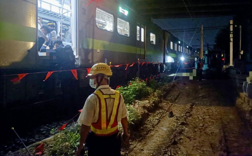 台鐵中壢段入侵軌道事故　男子遭列車撞擊送醫不治