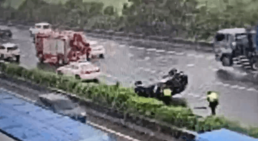 影/雨天打滑！國1彰化段轎車慘翻四輪朝天　釀回堵1公里
