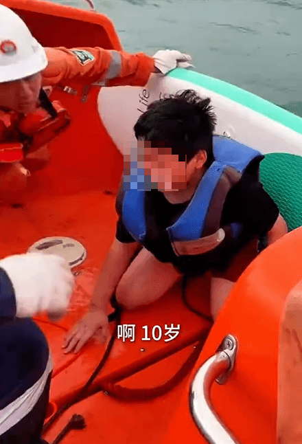 影/颱風天「海上漂流5小時」！海南10歲男童幸運獲救