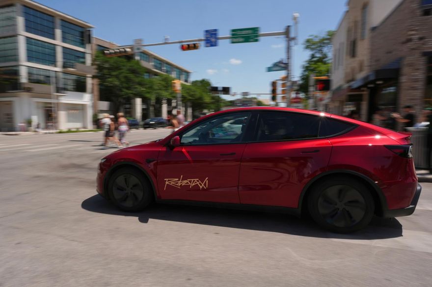 影/真無人駕駛！國道驚見特斯拉內線超車　駕駛竟在呼呼大睡