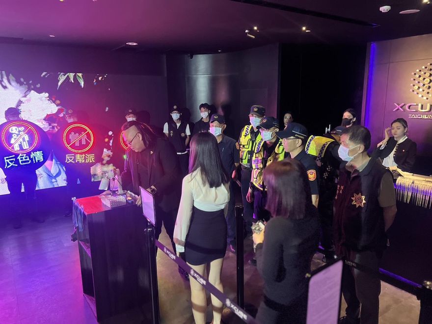 影/辣腿妹進夜店證件先過卡！　台中557警暑假加強臨檢