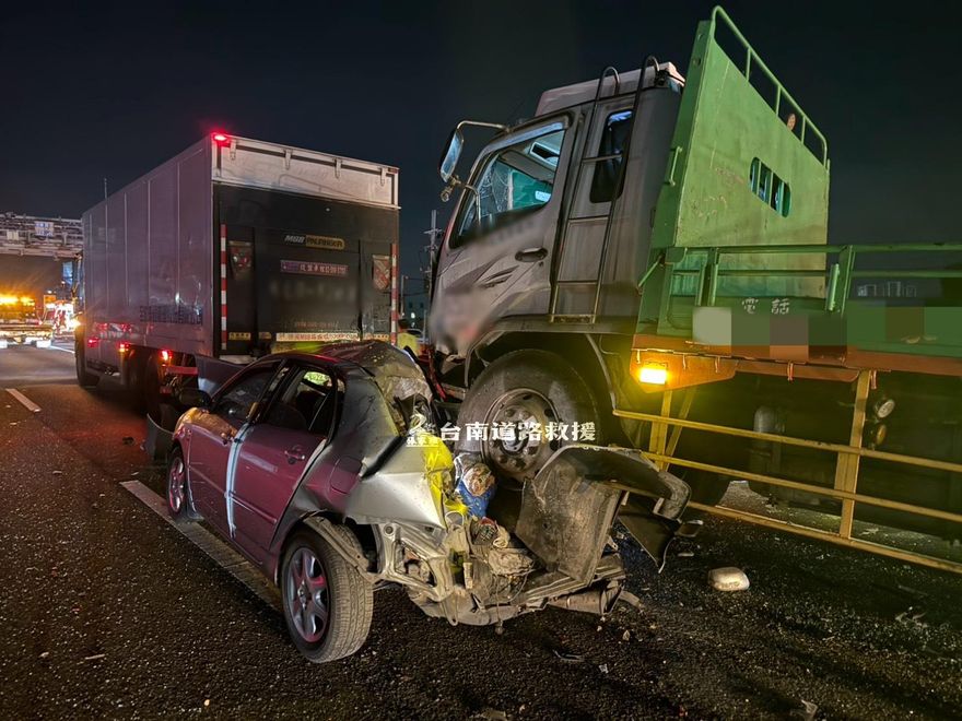 國1慘烈車禍！大灣段北向多車追撞「大吞小」變形全毀