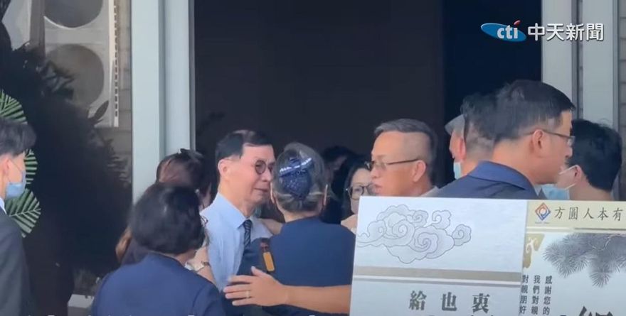 目送亡妻移靈　彭振聲靈堂前淚崩在慈濟師姐肩