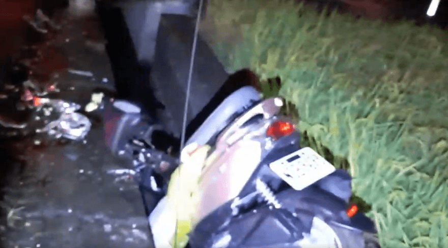 苗栗雨中事故！載補習兒返家撞電桿栽水溝　慈母傷重亡