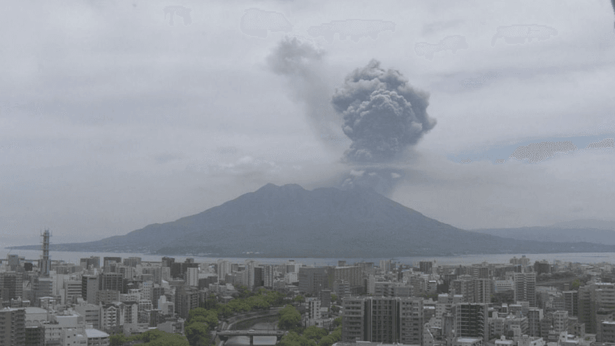 影/日九州地質活動活躍！櫻島火山今噴發　灰柱衝3千米高空