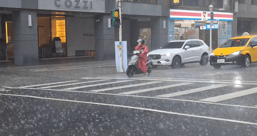 11縣市夜雨狂轟！北高屏炸豪雨　屏東來義防土石流