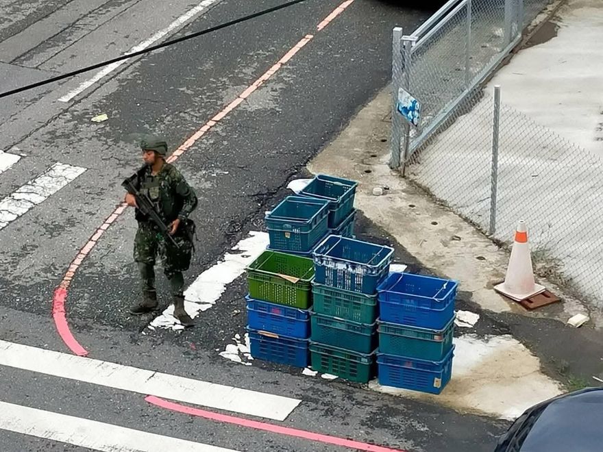 漢光演習「疊菜籃蓋黑布」當掩體？軍方回應：偽裝警戒哨