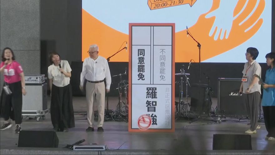 尷尬！道具圈選章當眾落地　網友：老天爺都不認同大罷免