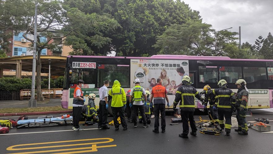 總統官邸旁嚴重車禍！行人「被捲入公車底」送醫傷重不治