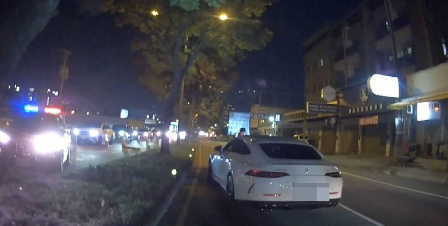 647萬賓士「移動套房」沒掛牌硬上路！　警臨檢攔下秒開單