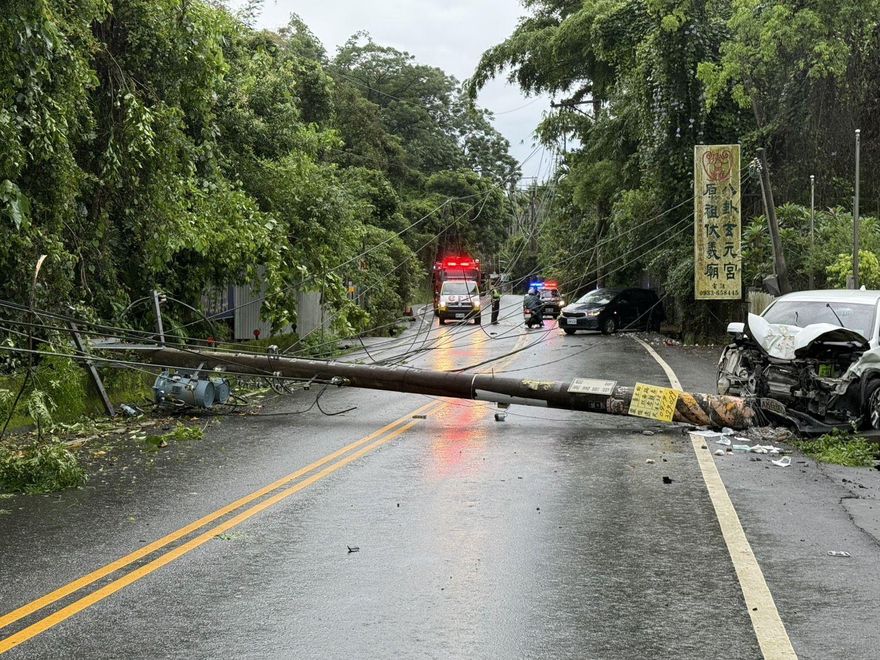 南投21歲男恍惚撞斷電桿！中寮4千多戶停電　13:30前復電
