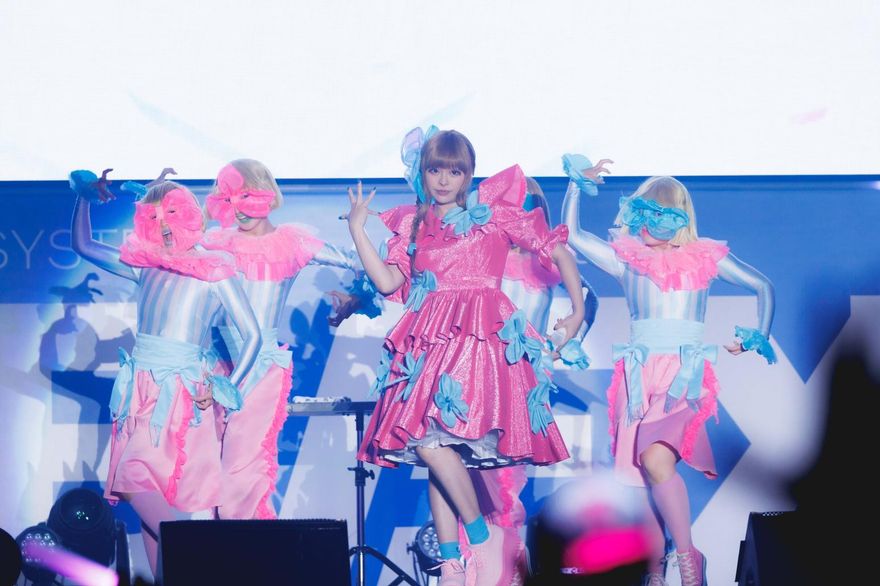 卡莉怪妞產後復出變「雙人組」　登音樂祭吸1.2萬粉朝聖