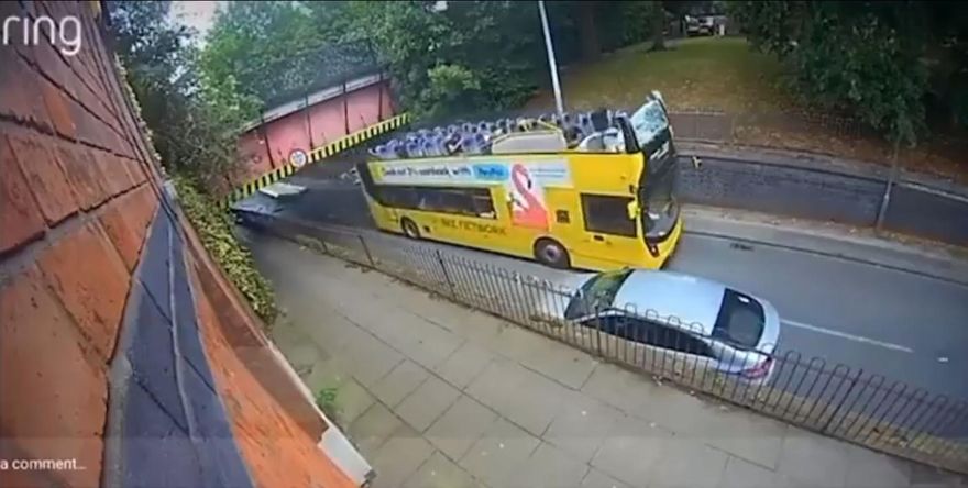 雙層巴士車頂直接削平！英司機亂開偏離路線　20名乘客傷