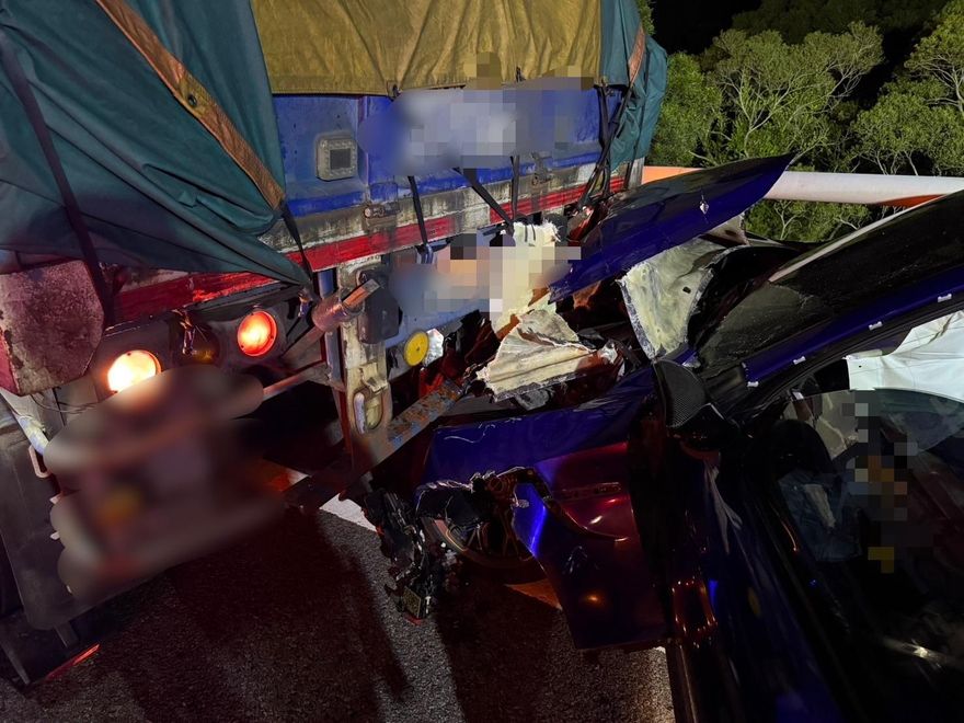 影/疑酒駕載妹上國道兜風！百萬進口車追撞聯結車　駕駛不治