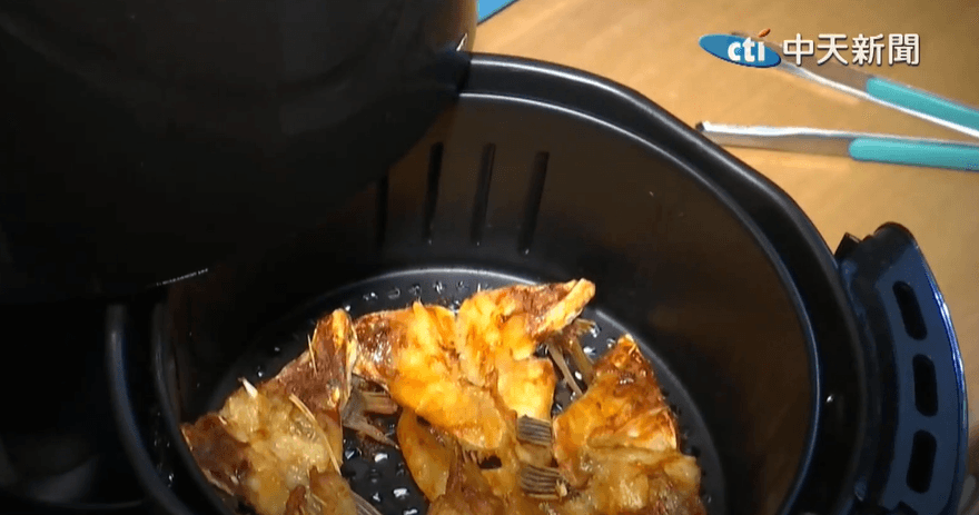 氣炸鍋油垢好難洗？清潔3重點曝　先用紙巾吸多餘油脂