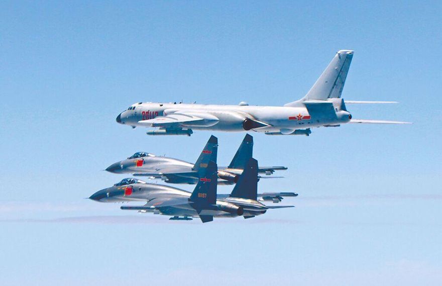 大罷免前夕解放軍24機艦擾台！國軍嚴密監控