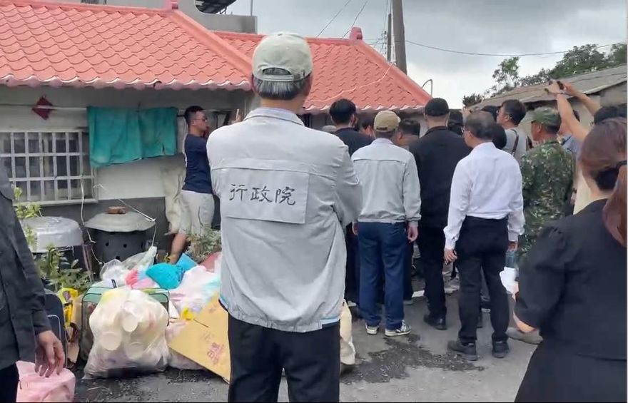 影/離災民好遠！郭智輝陪同勘災　雙手抱胸冷眼旁觀
