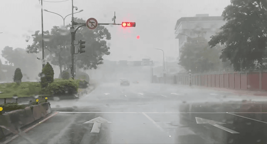 快訊/大雷雨襲來！台北市府發出天氣警特報