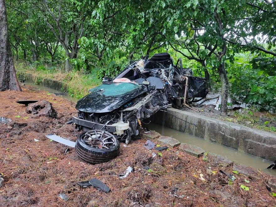 大雨中閃公車撞石墩！二林車解體1死1重傷　駕駛噴飛斷肢亡