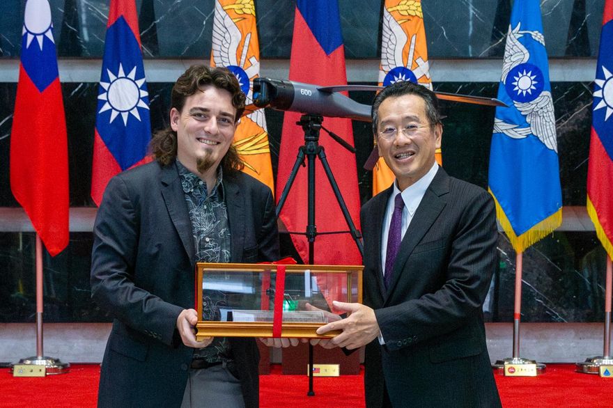 顧立雄接見Palmer Luckey！「Altius-600M攻擊型無人機系統」交運陸軍