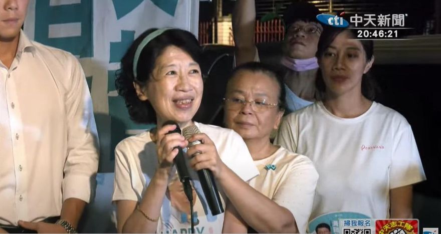 小草聚集北所慶祝柯P生日　陳佩琪到場送壽桃唱〈愛你一萬年〉