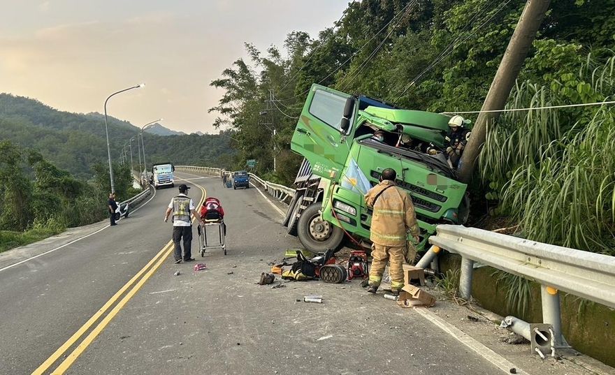 影/砂石車載消波塊支援那馬夏修路　下山自撞駕駛搶救不治
