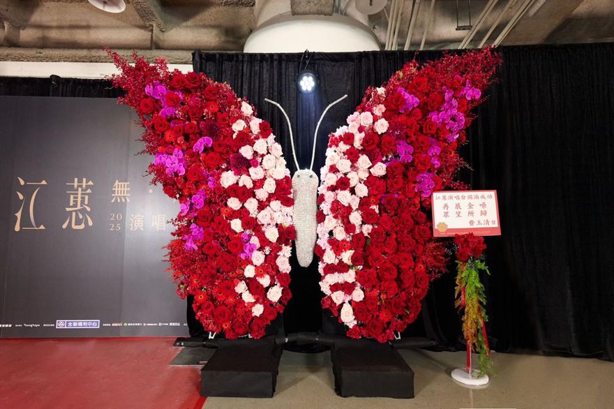 江蕙病癒開唱！費玉清獻巨型「破繭蝴蝶」祝福：綻放生命的光芒