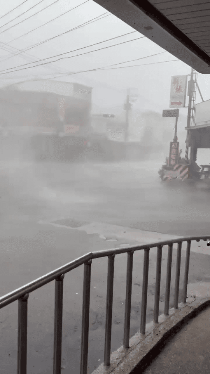 影/楊柳颱風眼撞進台東！「超商秒變避難所」擋狂風暴雨