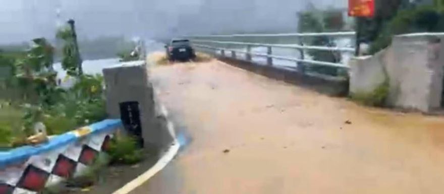 楊柳颱風襲台！花蓮卓富大橋遭泥流吞噬