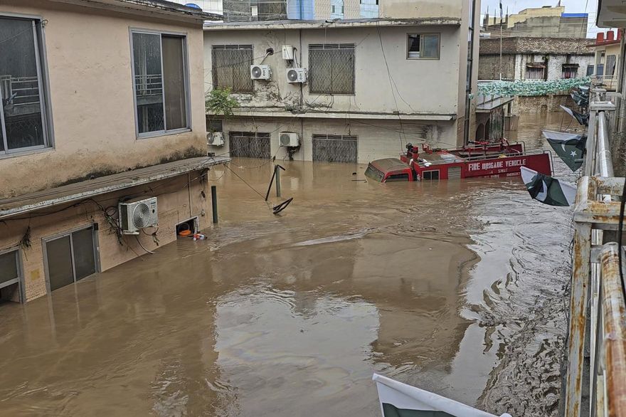暴雨如世界末日！巴基斯坦、尼泊爾洪水逾300死、數百人失蹤