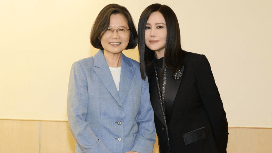 蔡英文現身江蕙演唱會　曬合照喊「攬牢牢」分享最愛歌曲
