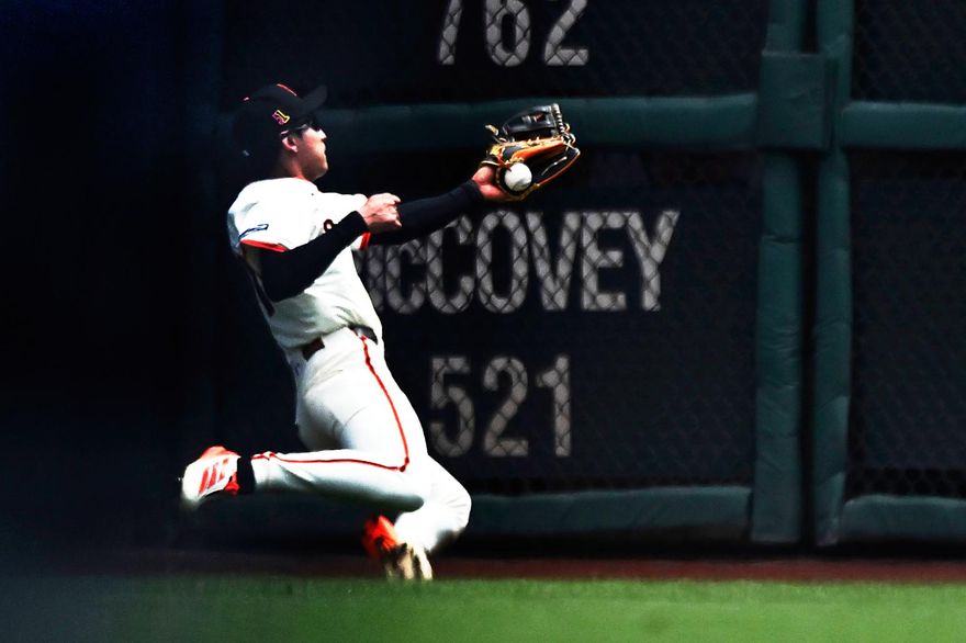 MLB/膝蓋神接殺！李政厚助巨人止敗　主播：10年來最佳美技