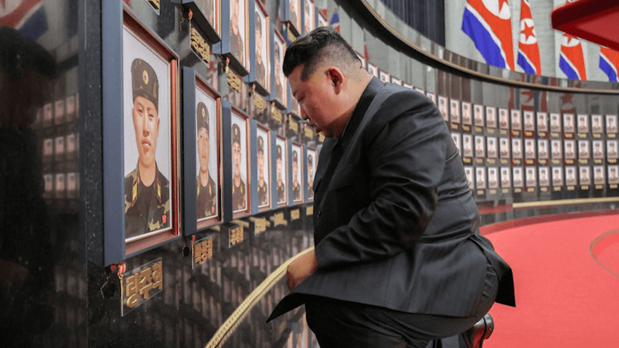 哭到臉漲紅！金正恩「跪地哀悼」赴俄戰亡士兵　擁抱遺屬道歉