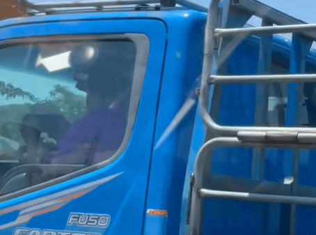 影/國3貨車司機邊開車邊玩手機30分鐘　警開罰3000元