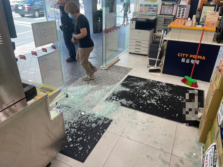 影/北市驚見無差別攻擊「2店被砸、2人受傷」