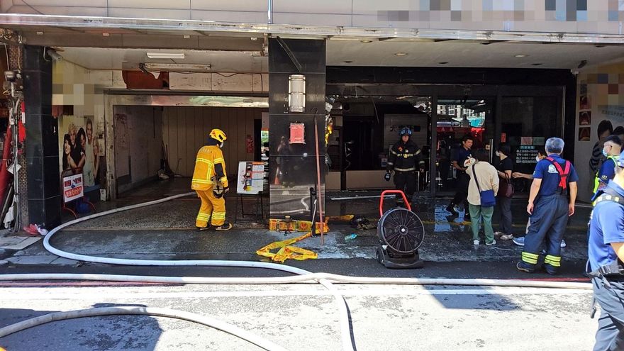 影/民雄鐵皮加蓋建物突傳火警　「燃燒100平方米」幸無傷亡