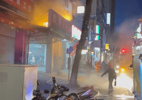 新店又失火！民宅二樓濃煙狂竄　消防人員破門撲滅火勢