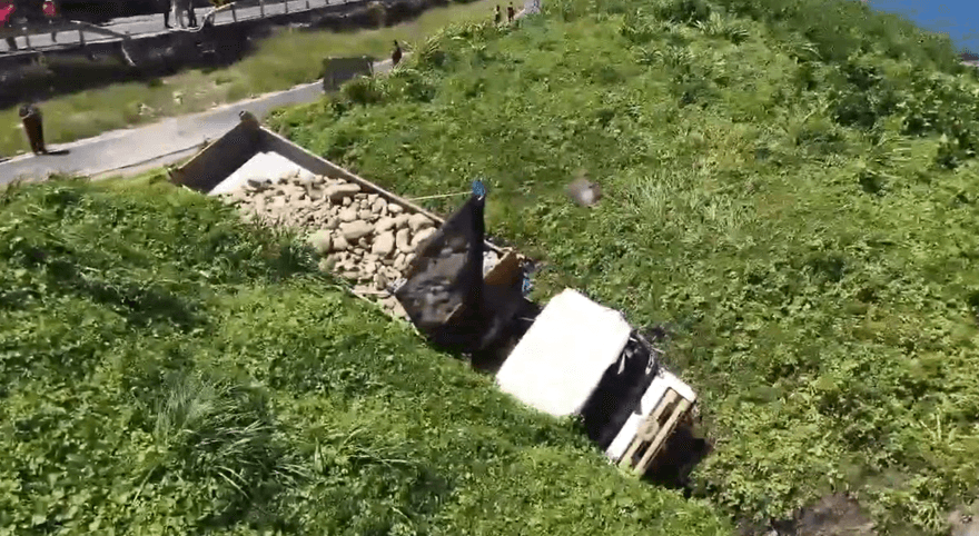 影/驚悚空拍曝！濱海公路砂石車衝墜邊坡　駕駛當場死亡