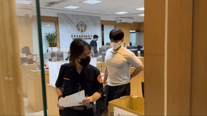 「小英男孩」鄭亦麟涉收賄遭搜索　手機丟窗外嗆：知道我背後是誰？
