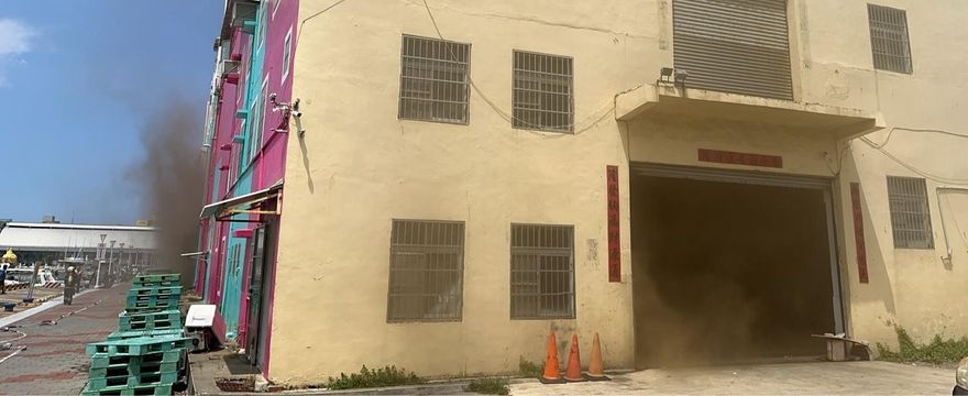 高雄60年製冰廠拆除作業噴火星　泡棉狂燃竄濃煙