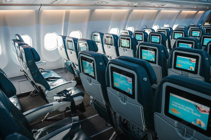大暴走！美國女搭機罵空姐、喊毒害老爸　遭膠帶「捆在座位上」