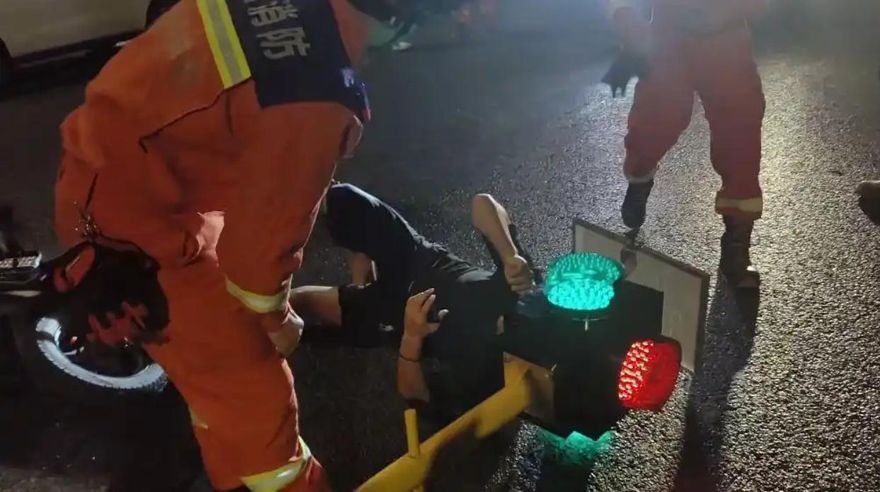 影/社死現場！陸騎士撞紅綠燈慘卡頭　網笑：現實版綠燈俠