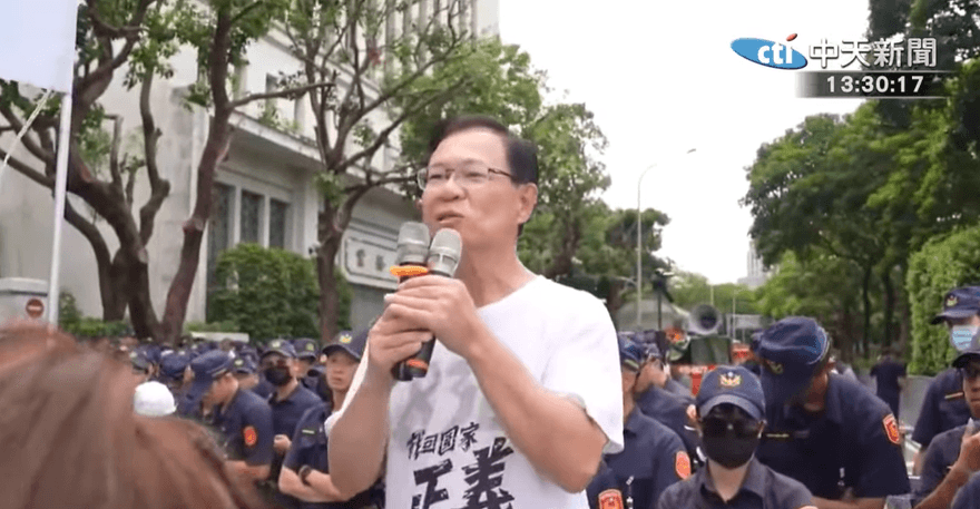 第一個爬過拒馬的白委　張啓楷還原現場批：綠背離民意太遠