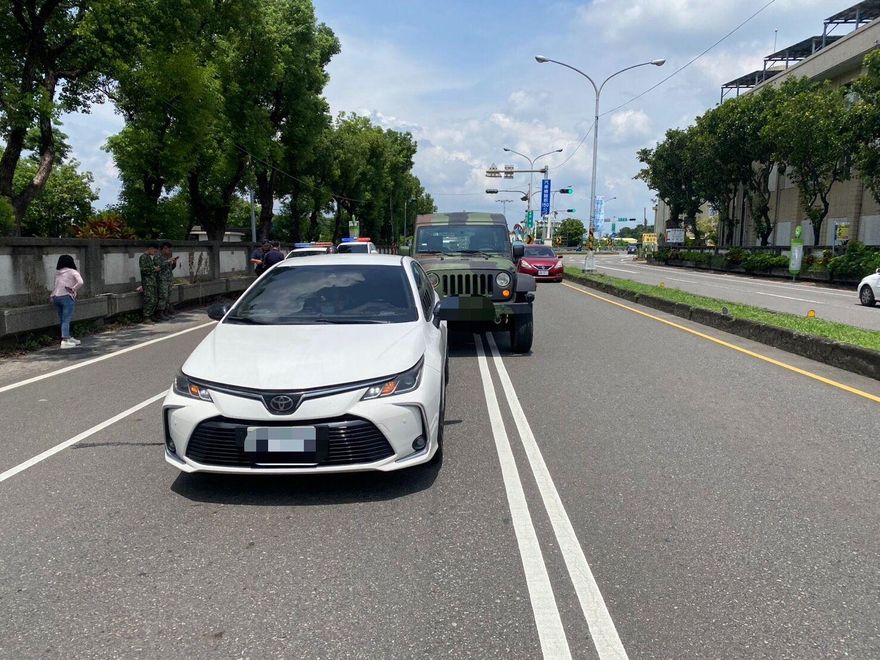 屏東軍方出事！後備指揮部「戰術輪車」追撞民車　女駕駛嚇尖叫