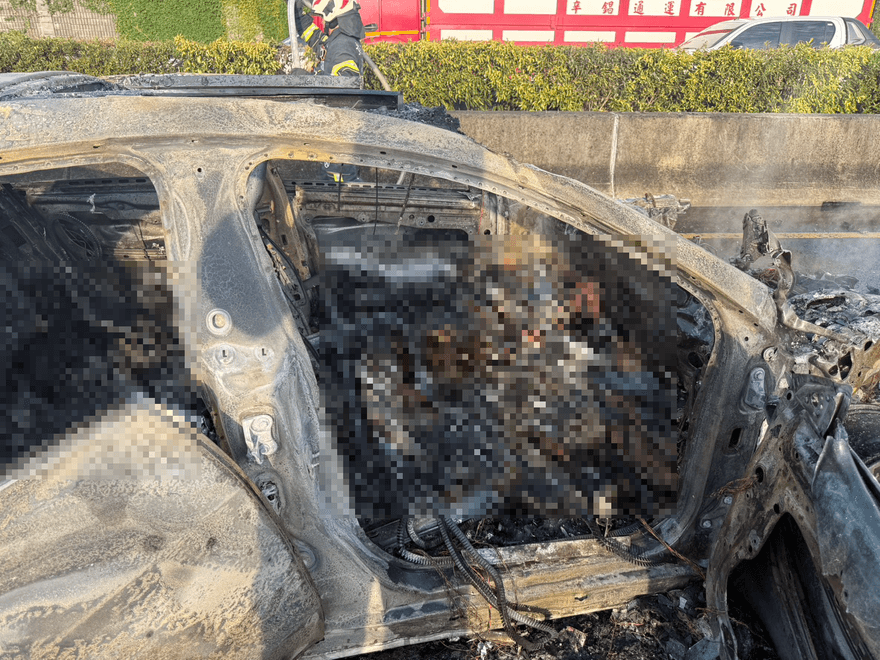 影/驚悚瞬間曝！國1三車追撞火燒車　1駕駛被燒成焦屍