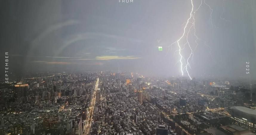 台北101捕捉「閃電劃過夜空」瞬間　鄭明典驚：真巨大