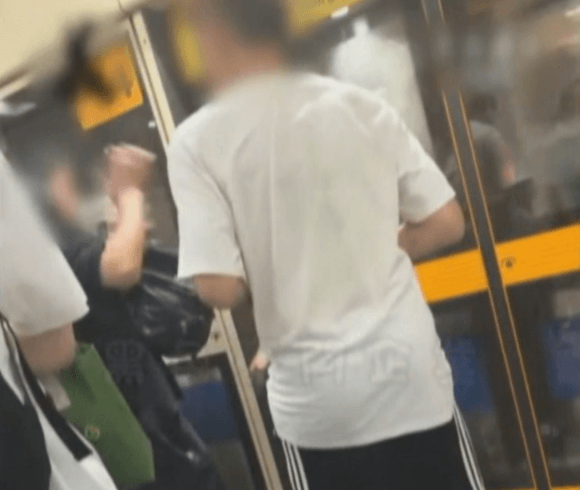 火爆現場曝光！北捷尖峰時段乘客肢體衝突　還噴辣椒水