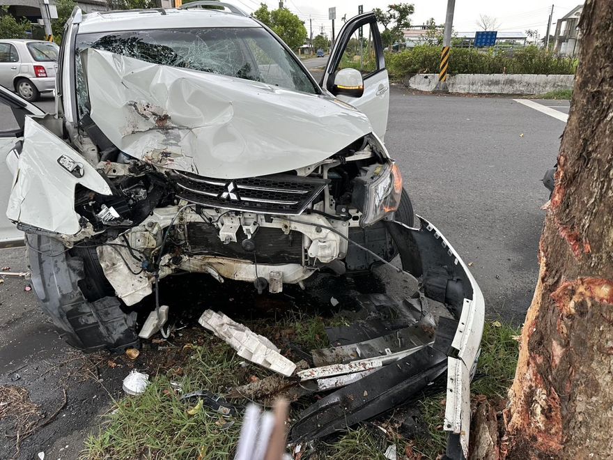 影/宜蘭74歲翁高速自撞路樹「車頭不見」　送醫搶救不治